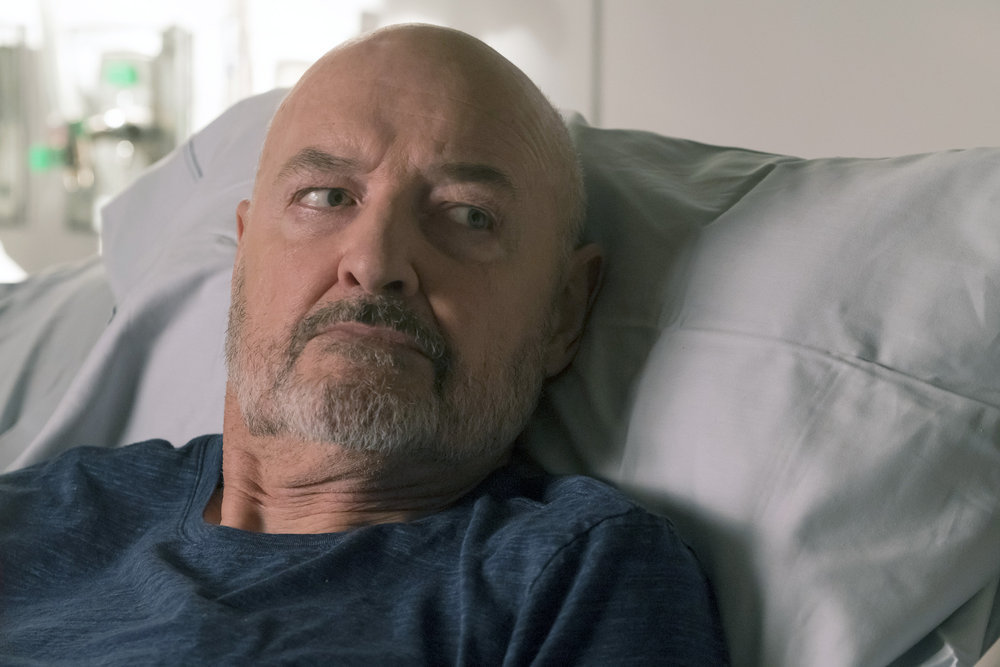 Howard Hargrave (Terry O'Quinn) dans un lit d'hôpital