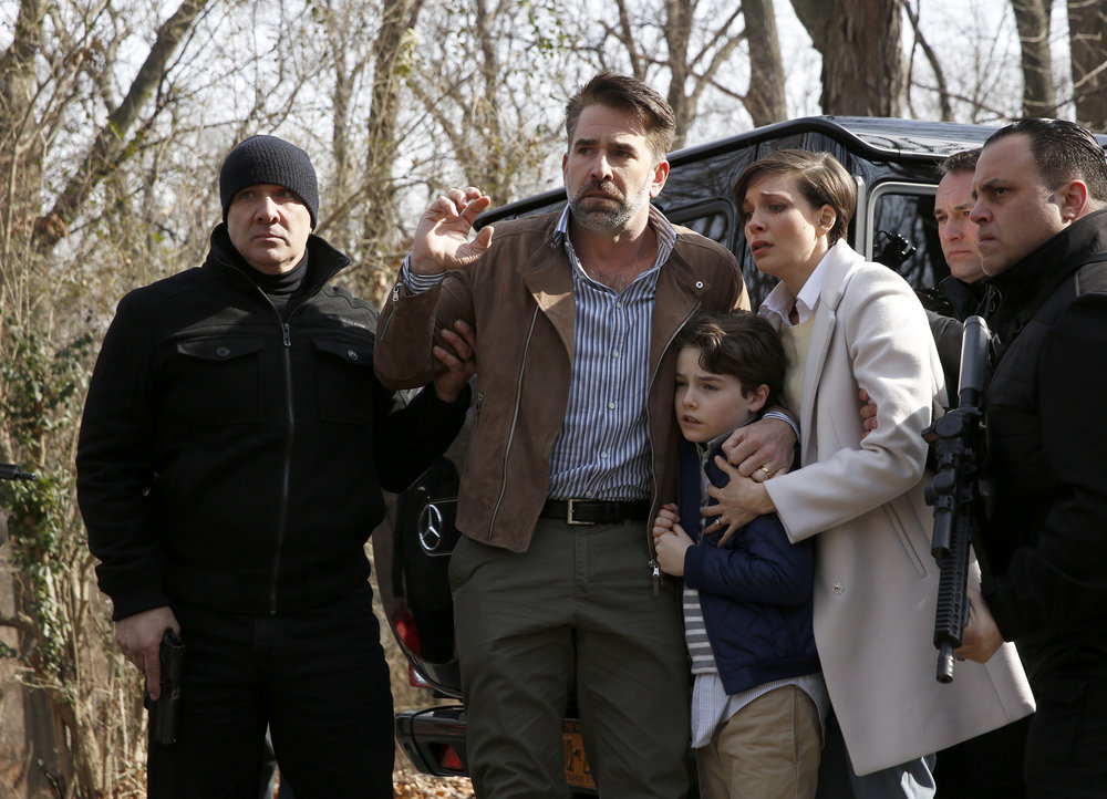 Gable Lang (Matt Walton ), son fils Keaton (Christopher Convery ) et son épouse Olivia (Shannon Marie Sullivan ) terrorisés