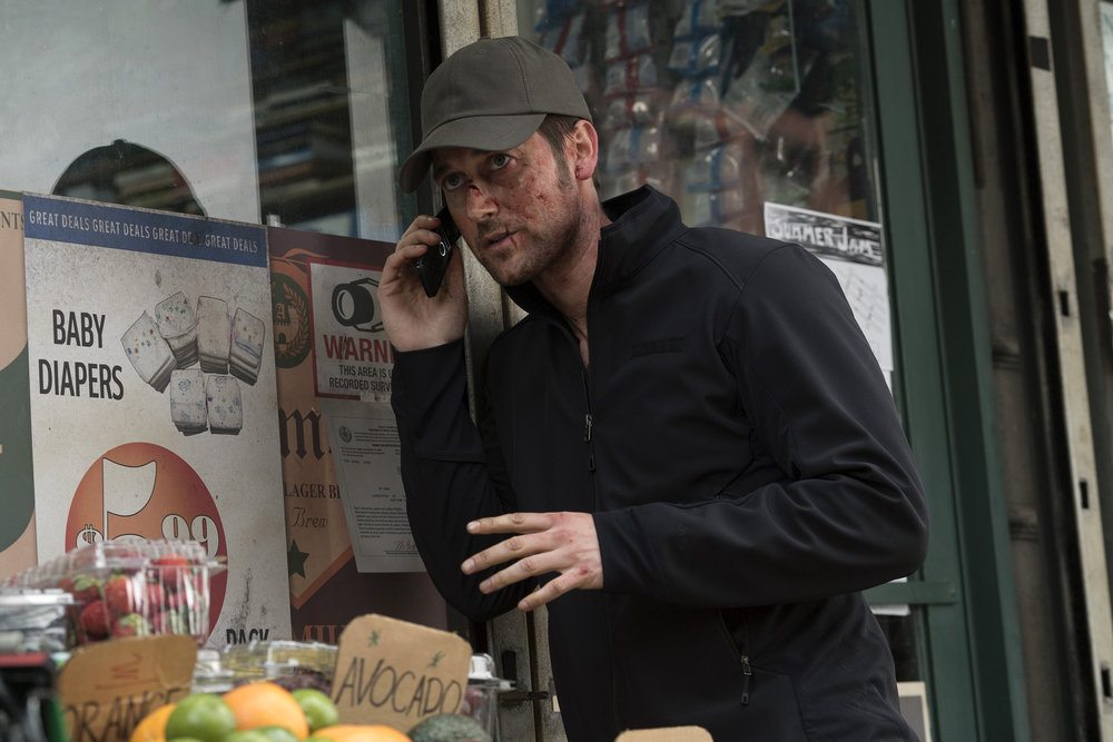 Tom Keen ( Ryan Eggold) au téléphone