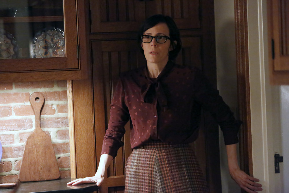 Kate Kaplan jeune (Joanna P. Adler) arrive affolée dans la cuisine quand elle entend une bagarre