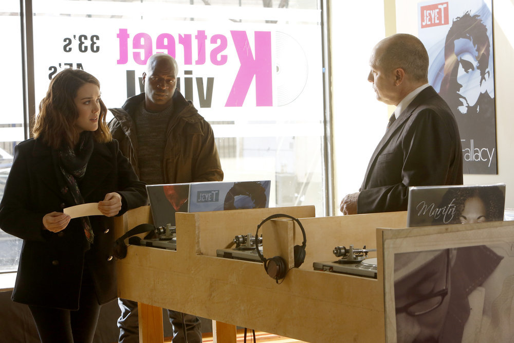 Elisabeth Keen (Megan Boone) rencontre Raymond Reddington (James Spader) sous le regard de Dembe (Hisham Tawfiq) au magasin de musique