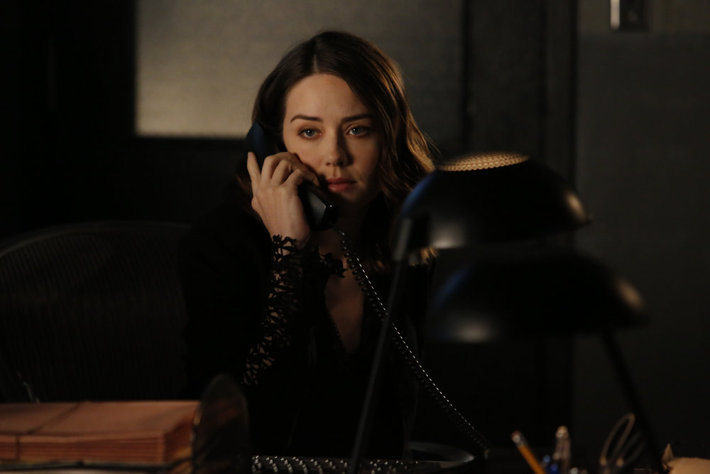 Elisabeth Keen (Megan Boone) au téléphone écoute attentivement