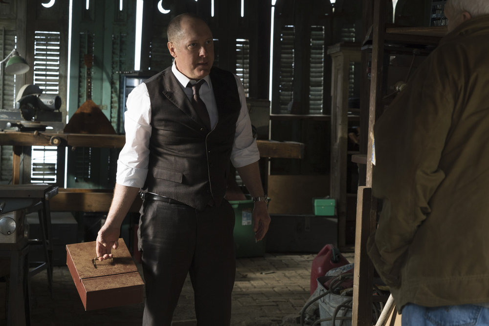 Raymond Reddington (James Spader) récupère sa boîte chez Dom