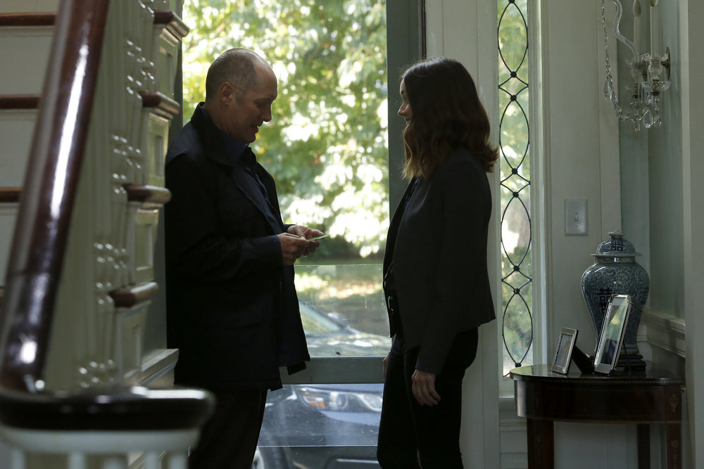 Raymond Reddington (James Spader) renseigne avec plaisir Liz (Megan Boone)