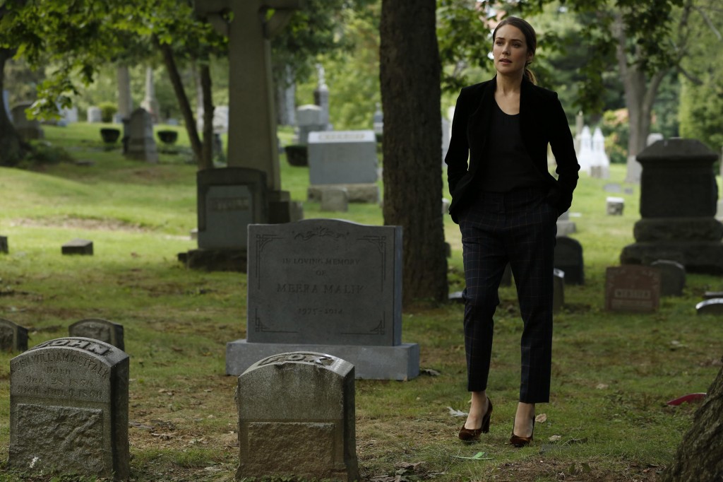 Liz (Megan Boone ) sur la tombe de Meera Malik, sa collègue morte saison 1