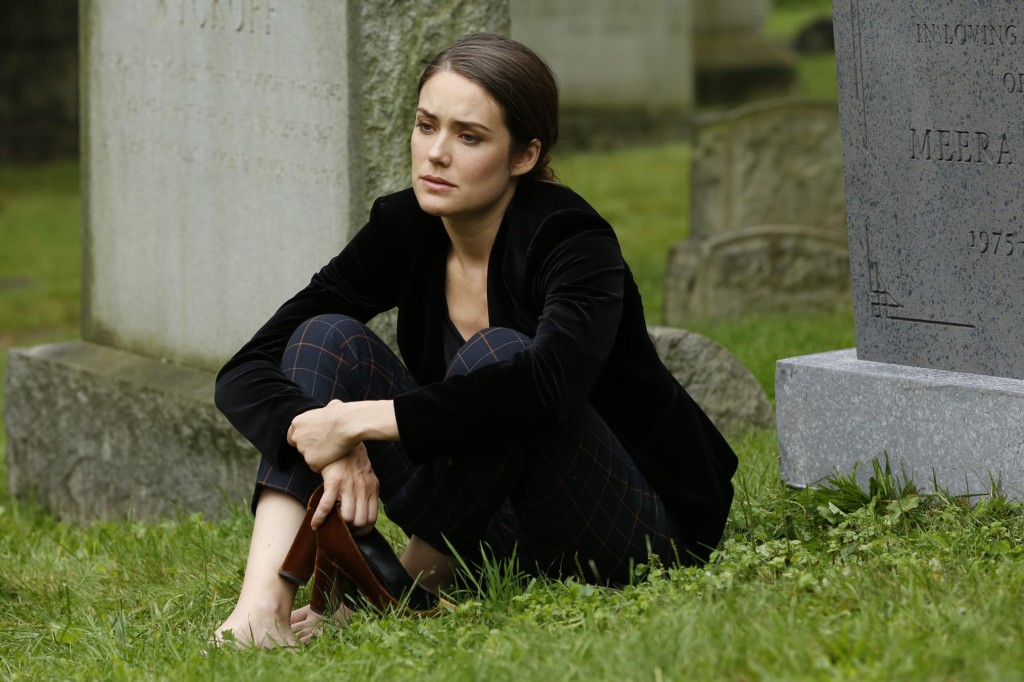 Liz (Megan Boone) pleurent ses amis disparus