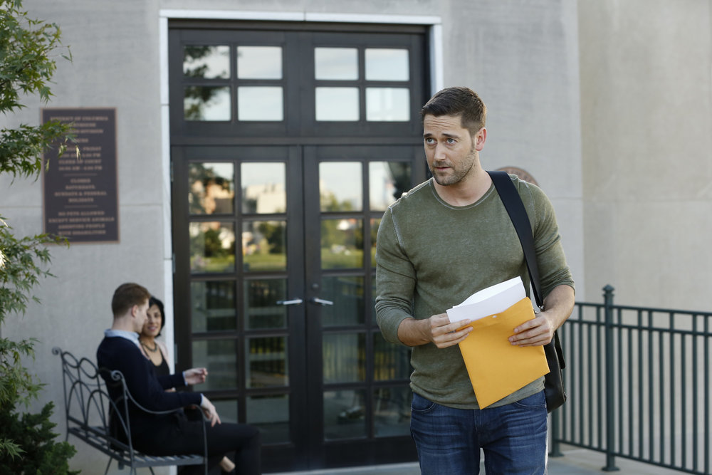 Tom Keen (Ryan Eggold) tient une mystérieuse enveloppe