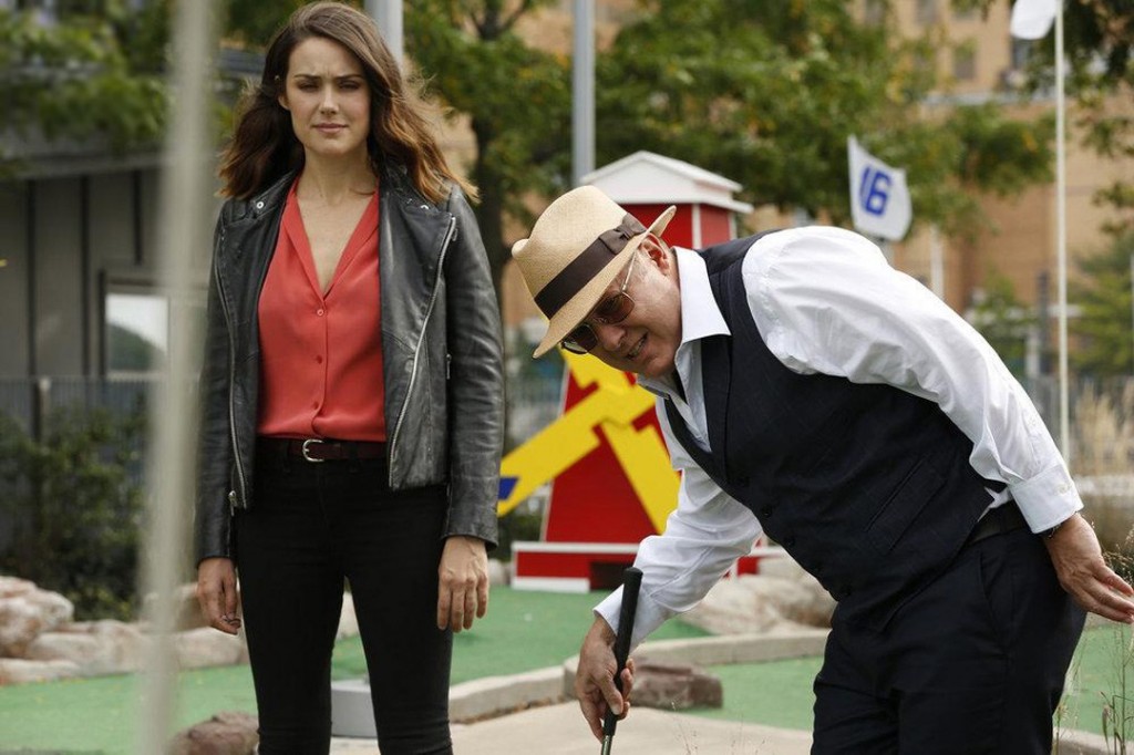Elisabeth (Megan Boone ) observe Red (James Spader) à l'action...au mini-golf