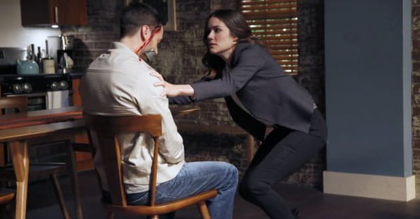 Liz tente de venir en aide à Tom, capturé dans leur appartement