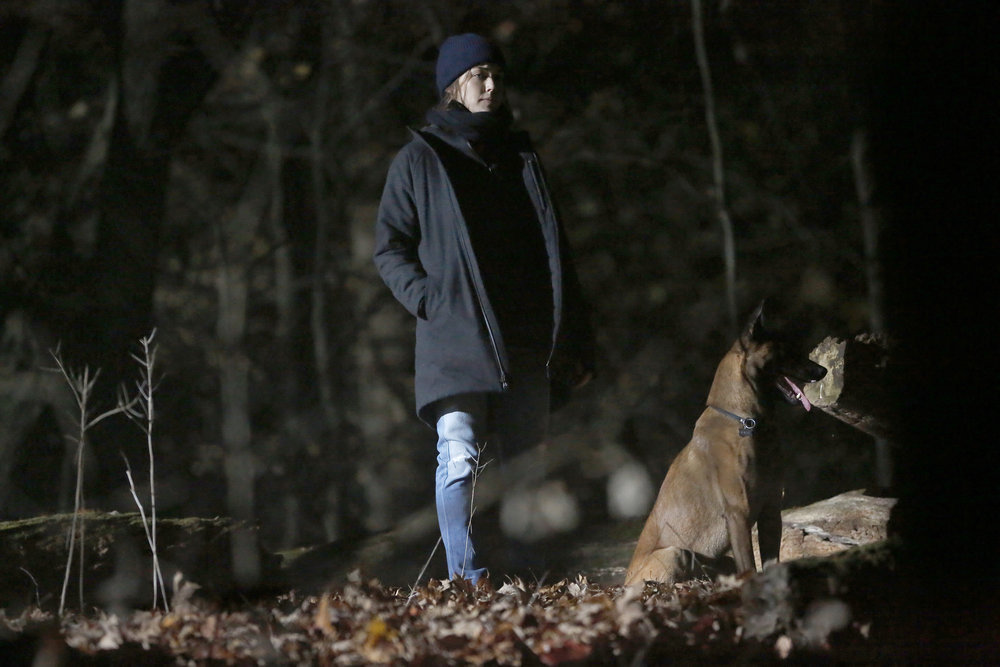 Elisabeth Keen seule en forêt avec son chien Kate