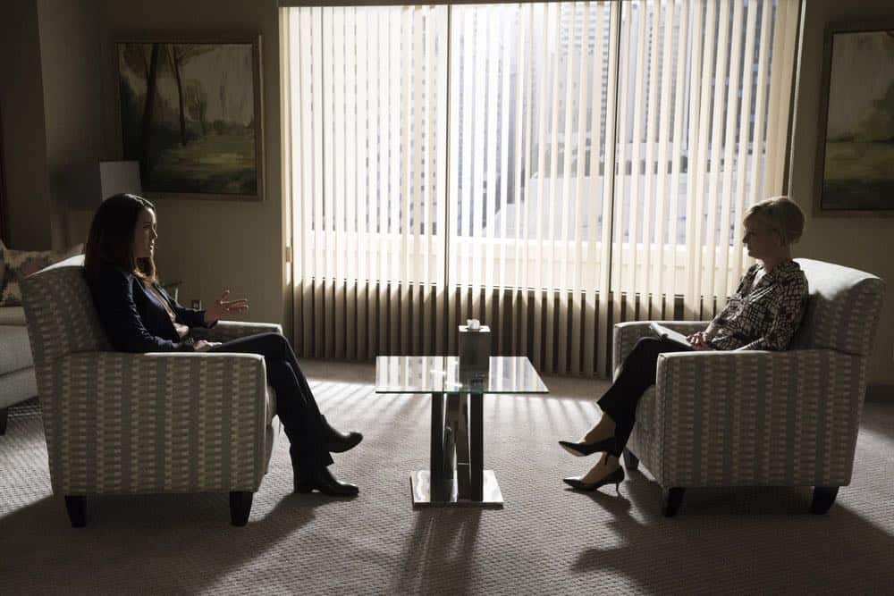 Séance de Liz (Megan Boone ) chez sa psychothérapeute, le docteur Fulton (Martha Plimpton)