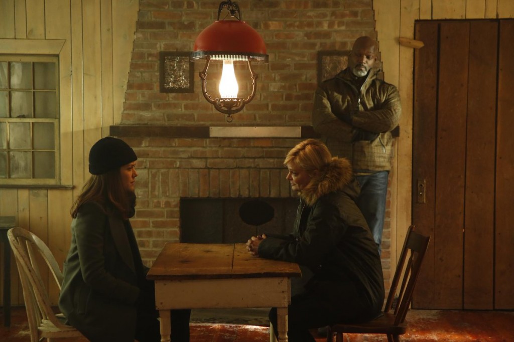 Liz (Megan Boone) face au docteur Fulton (Martha Plimpton) qui lui propose d'intégrer son équipe de tueurs de tueurs en série