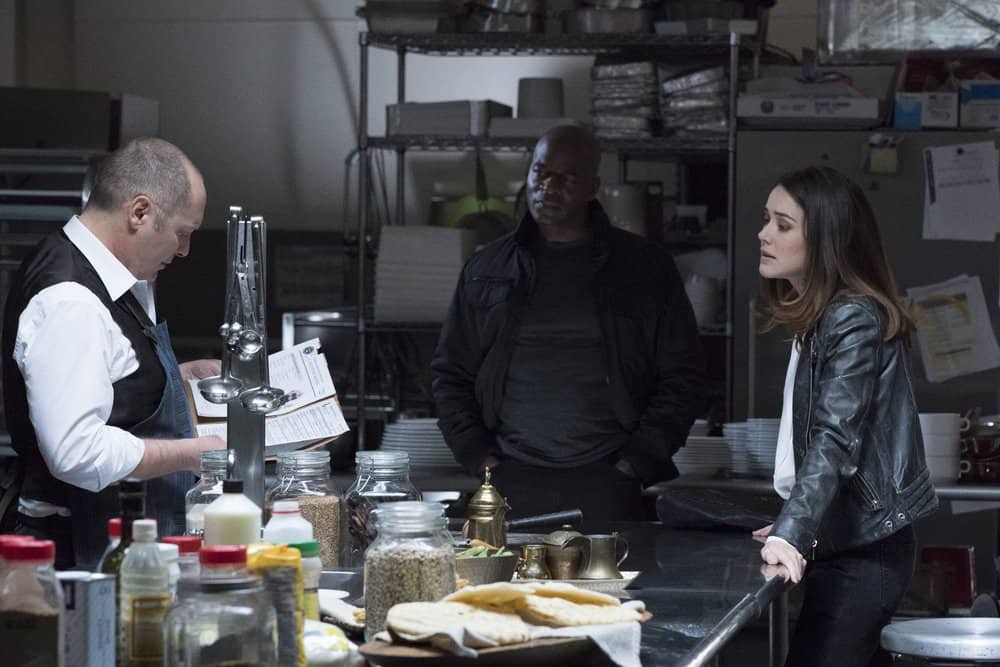 Raymond Red Reddington (James Spader), Dembe (Hisham Tawfiq) et Elisabeth Keen (Megan Boone) : Reddington présente une nouvelle affaire à Liz concernant la traque de Garvey