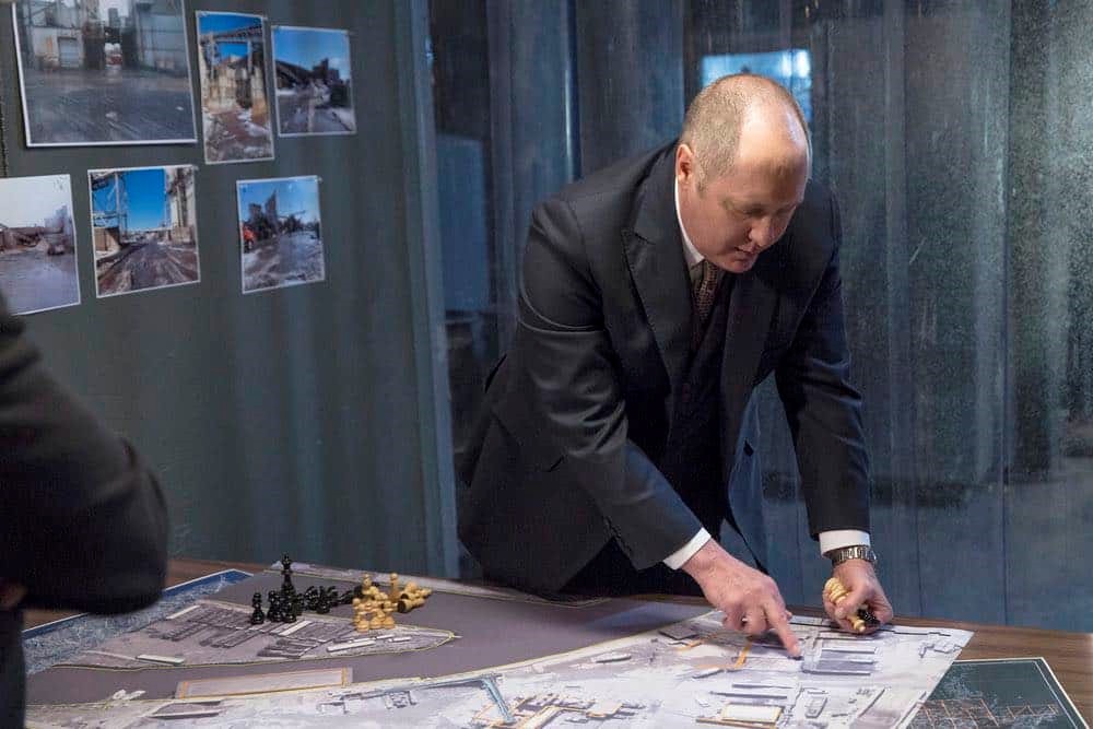 Raymond Red Reddington (James Spader) explique son plan