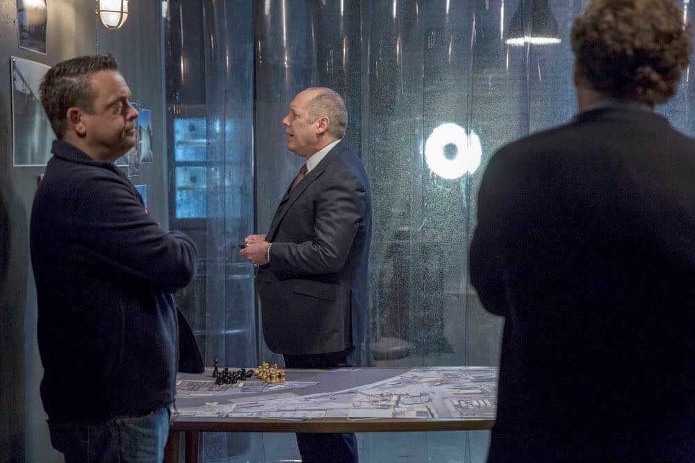 Raymond Reddington (James Spader) explique son plan qui implique Tony Pagliaro 