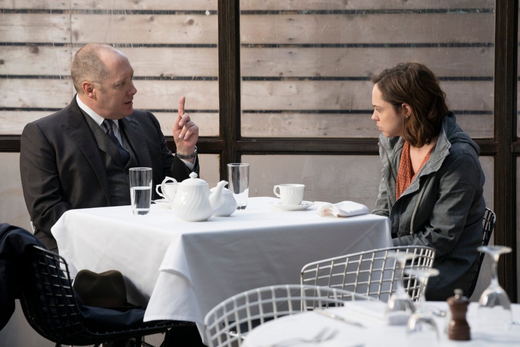 Raymond  Reddington (James Spader) explique certaines choses à  Lilly/Jennifer 