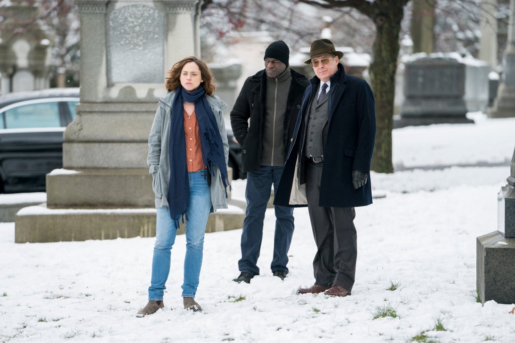 Raymond Red Reddington (James Spader), Lilly/Jennifer (Fiona Dourif ) et Dembe Zuma (Hisahm Tawfiq) sur la tombe de ...
