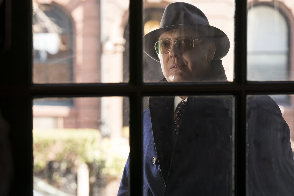 Raymond Red Reddington (James Spader) frappe à la porte de  Lilly/Jennifer (Fiona Dourif )
