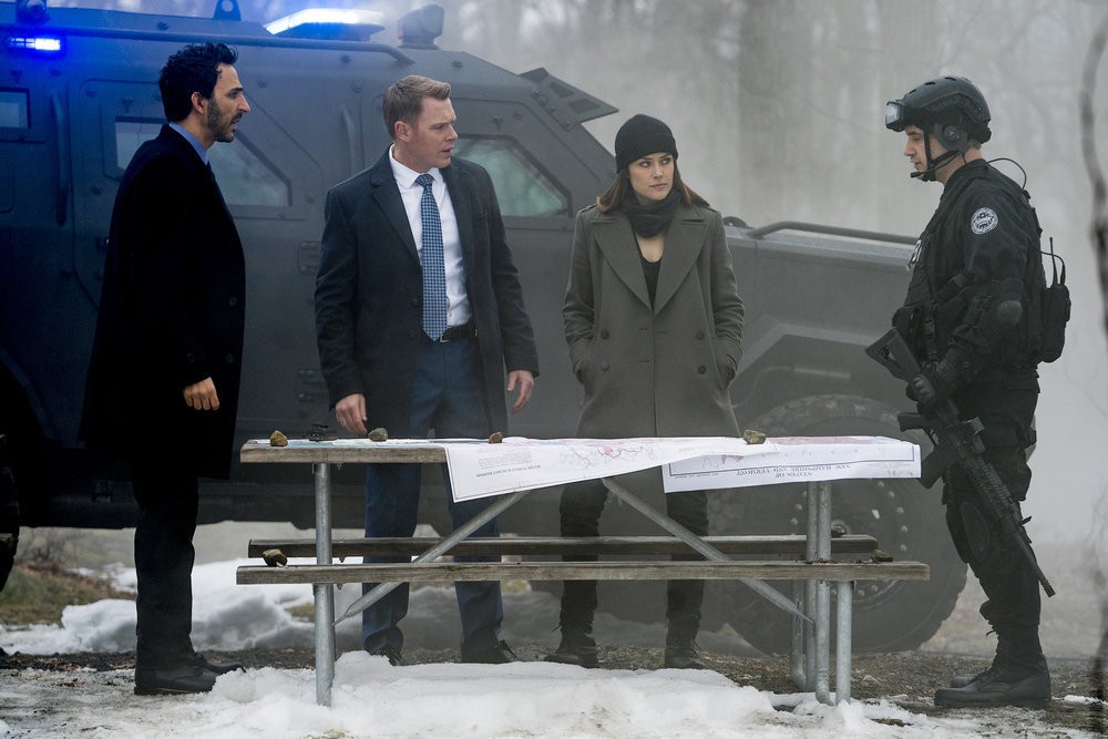 Aram Mojtabaï (Amir Arison), Donald Ressler (Diego Klattenhoff) et Elisabeth Keen (Megan Boone) et le commandant du SWAT (Michael R. Pauley)