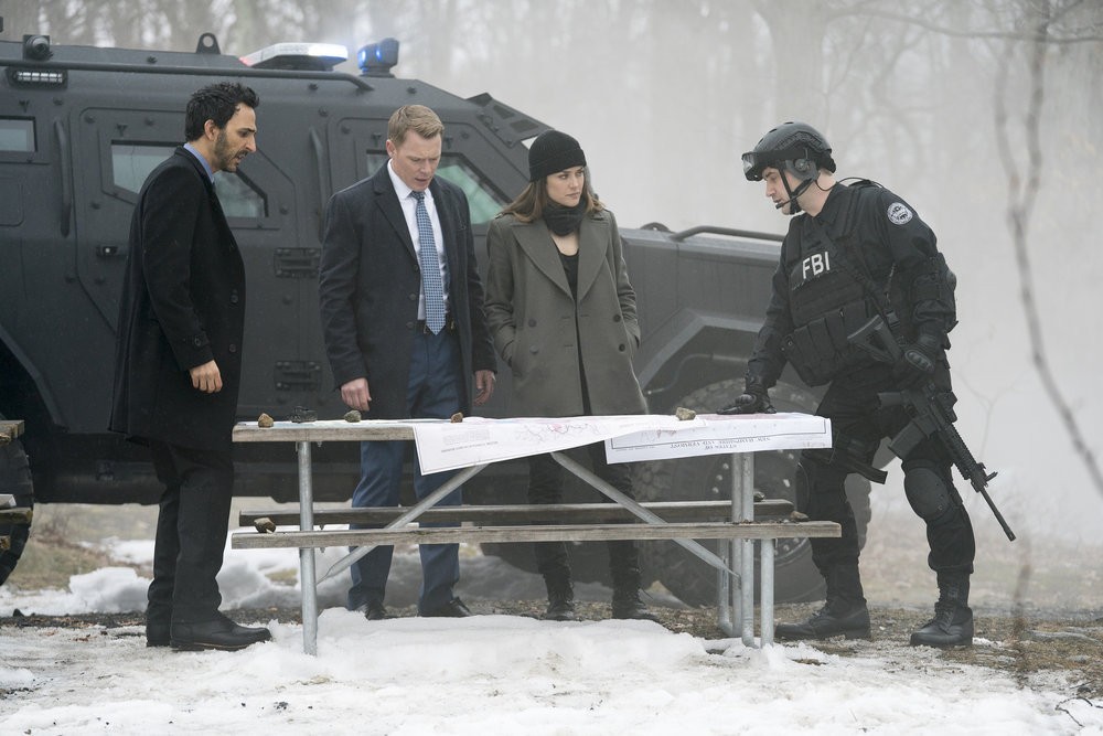 Aram Mojtabaï (Amir Arison), Donald Ressler (Diego Klattenhoff) et Elisabeth Keen (Megan Boone) et le commandant du SWAT (Michael R. Pauley) décident d'un plan d'action