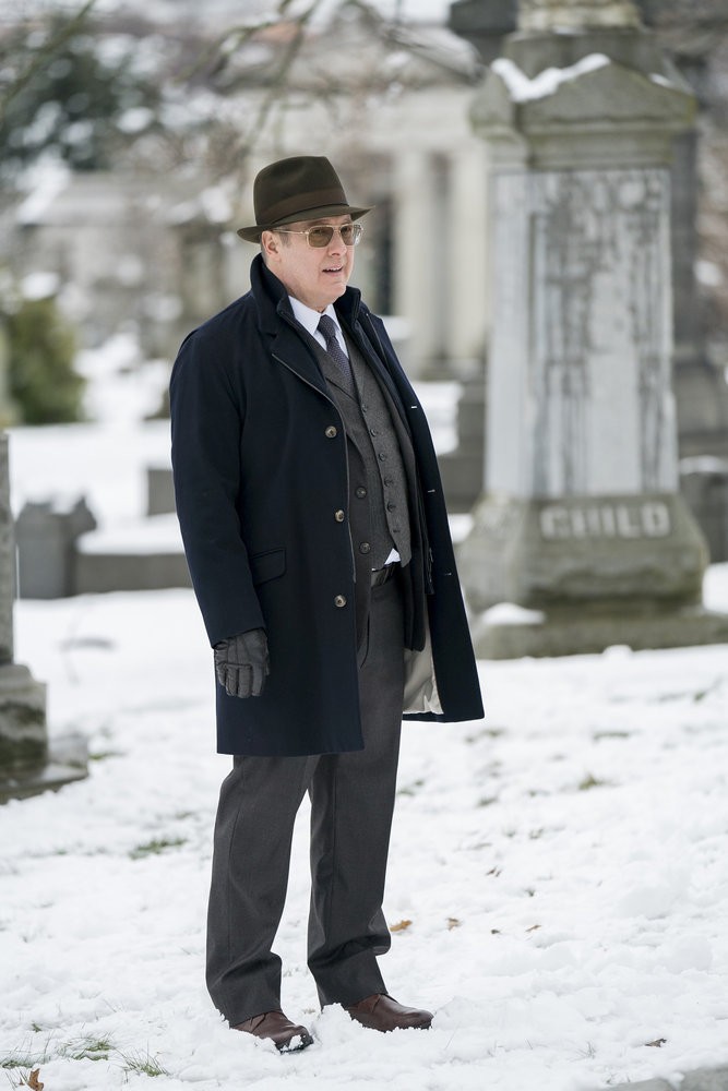 Raymond  Reddington (James Spader) rencontre Lilly/Jennifer dans un cimetière