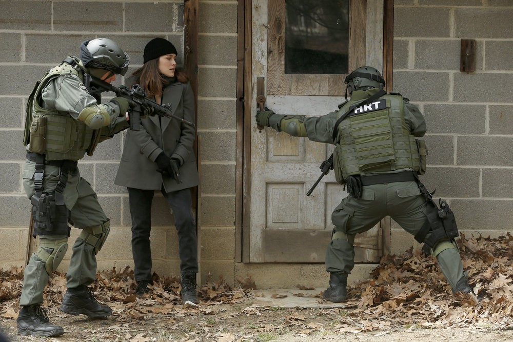 Elisabeth Keen (Megan Boone) et le SWAT s'apprêtent à forcer la porte de Lawrence Dean Devlin