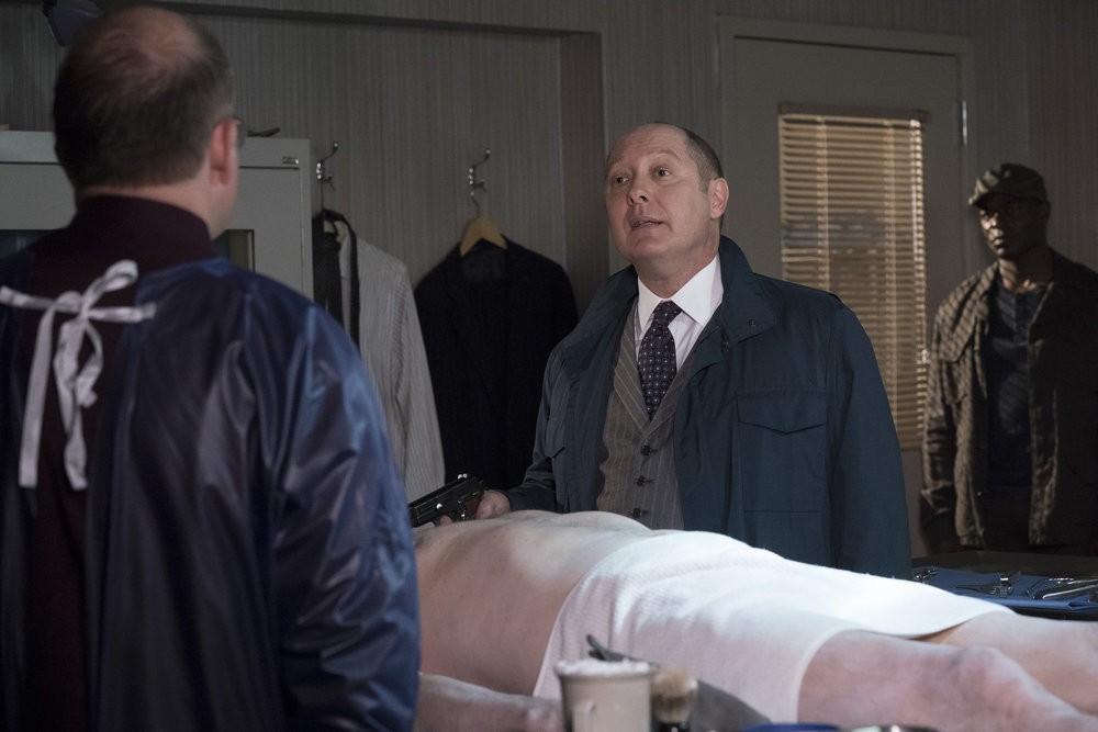 Raymond Red Reddington (James Spader) Red se présente au service funéraire de Julius et menace ...un mort!?
