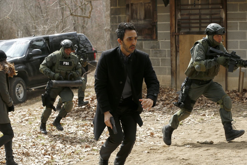 Aram Mojtabaï (Amir Arison) et le SWAT se préparent à forcer l'entrée de la cabane de Lawrence Dean Devlin