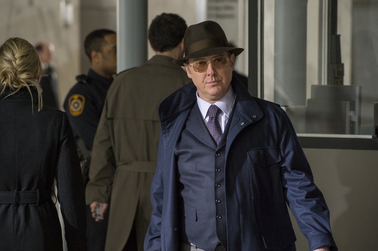 Raymond Reddington (James Spader) arrive au FBI