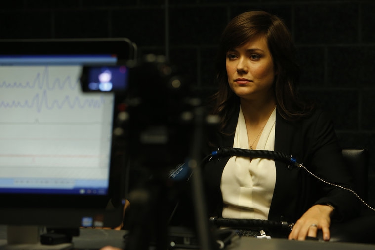 Elisabeth (Megan Boone) passe au détecteur de mensonges