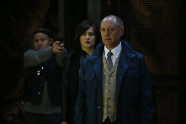 Une homme de Wujing menace Elisabeth (Megan Boone) et Reddington (James Spader)