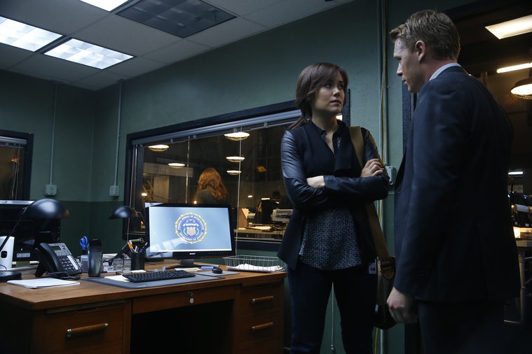 Tête à tête entre les agents Keen (Megan Boone) et Donald Ressler (Diego Klattenhoff) dans un bureau