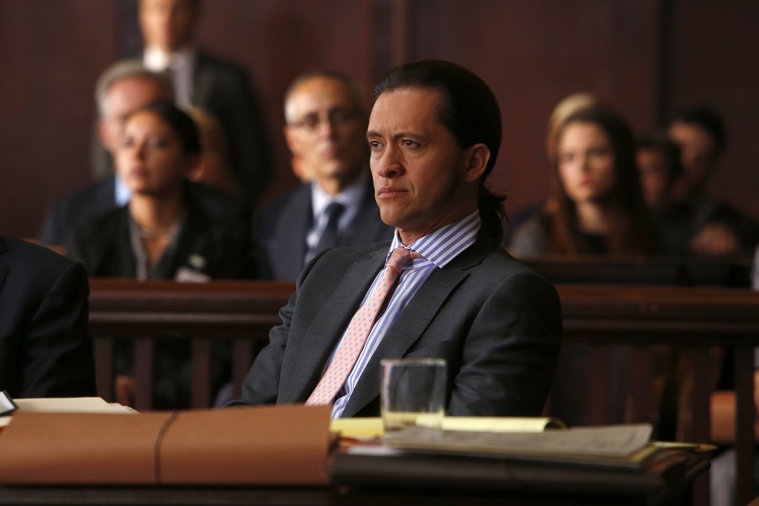 Hector Lorca (Clifton Collins Jr ) sûr de lui au tribunal