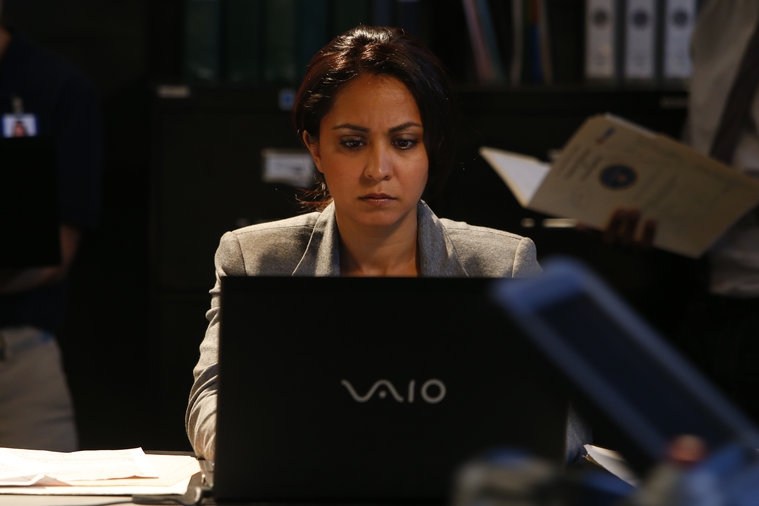Meera Malik (Parminder Nagra) travaille sur son ordinateur