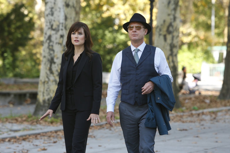 Elisabeth Keen (Megan Boone) et Raymond Reddington (James Spader) se promènent dans un parc