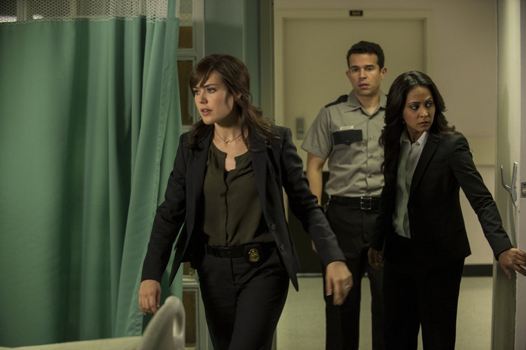 Les agents Keen (Megan Boone) et Malik (Parminder Nagra) font irruption dans la chambre de l'hôpital