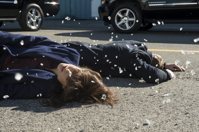 Les agents Keen (Megan Boone) et Ressler (Diego Klattenhoff) soufflés  l'explosion