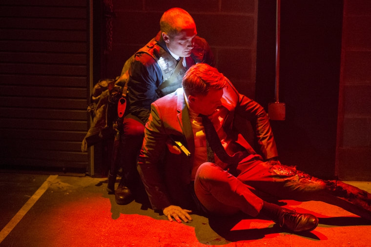 Raymond Reddington (James Spader)  aide Donald Ressler (Diego Klattenhoff), gravement blessé à la jambe