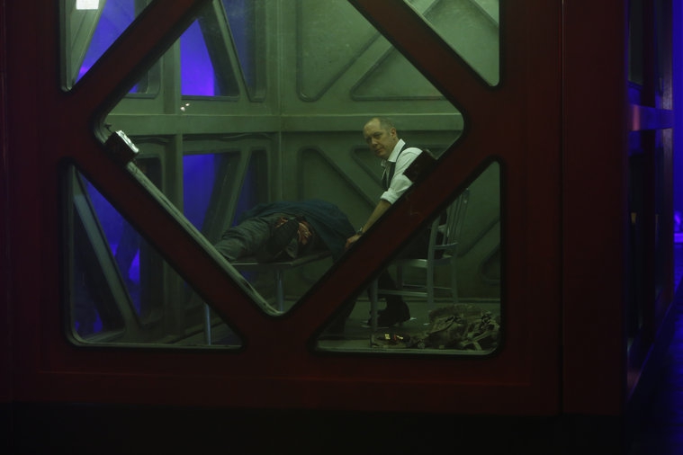 Red (James Spader) et Ressler (Diego Klattenhoff) prisonniers de la boîte