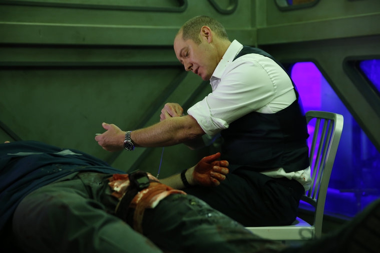 Raymond Reddington (James Spader) fait une transfusion sanguine