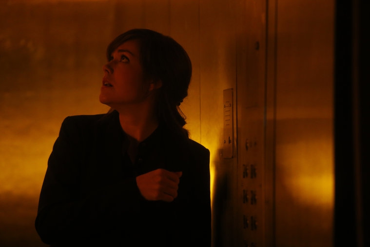 Elisabeth Keen (Megan Boone) coincée dans l'ascenseur