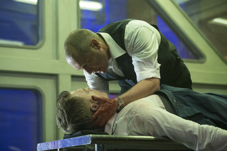 Raymond Reddington (James Spader) tente de réveiller Donald Ressler (Diego Klattenhoff) inconscient à cause de sa blessure