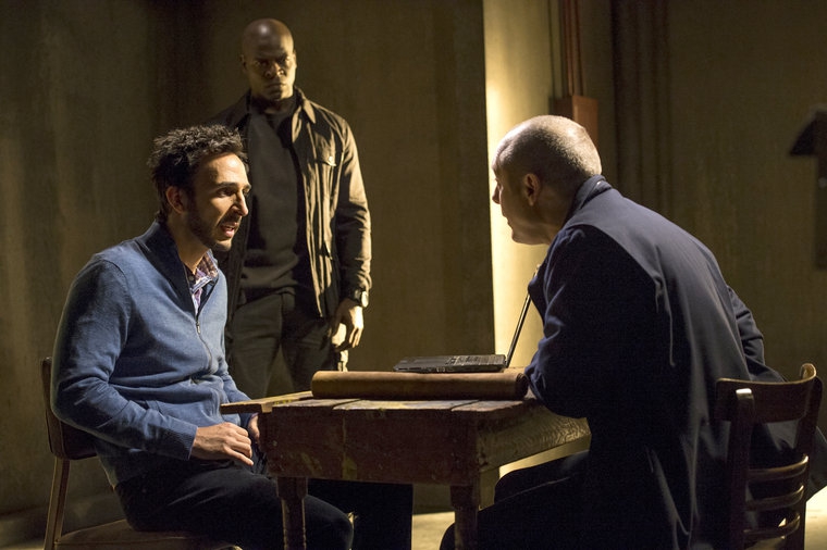 Raymond Reddington (James Spader) exige d'Aram Mojtabaï (Amir Arison) un transfert d'argent intraçable, sinon...
