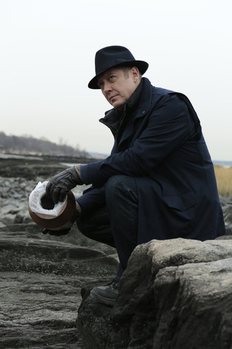 Raymond Reddington (James Spader), triste après la mort de Luli, jette ses cendres à la mer