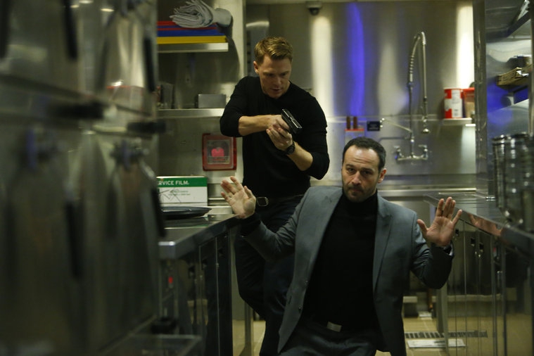 Donald Ressler (Diego Klattenhoff) arrête Pytor Madrczyk (David Vadim ) sensé être mort