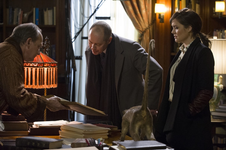 Raymond Reddington (James Spader) et Elisabeth Keen (Megan Boone) cherchent des informations sur l'effigie d' Atargatis