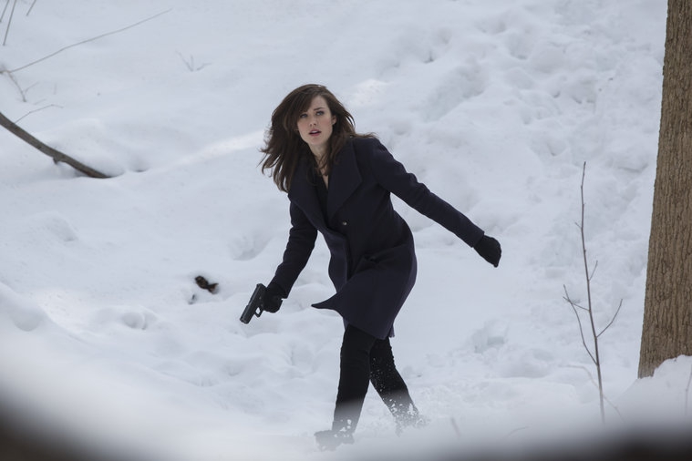 Elisabeth Keen (Megan Boone) dans la neige