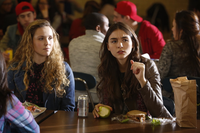 Abby Fisher (Quinn Shephard ) et son amie déjeunent à la cantine de l'école