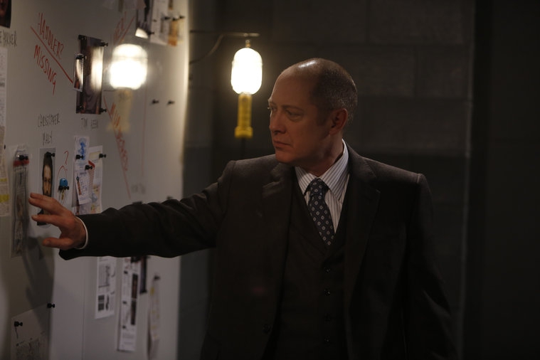 Raymond Reddington (James Spader) observe les indices récoltés par Liz
