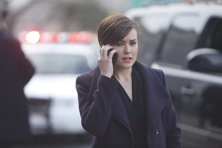 Elisabeth  Keen (Megan Boone) téléphone
